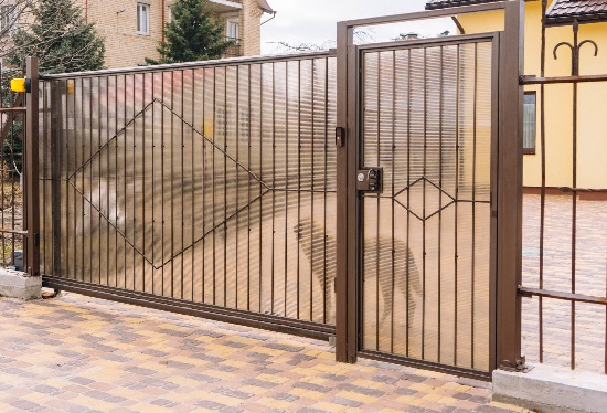 Купить ворота из профлиста с элементами ковки, с металлическими столбами в рамке или под дерево в Усть-куте от 153675 руб